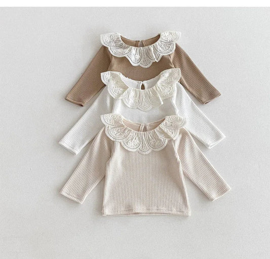 Baby-Strickbluse „Lace-Elegance“ | Spitzenkragen | Soft-Knit | 0–2 Jahre