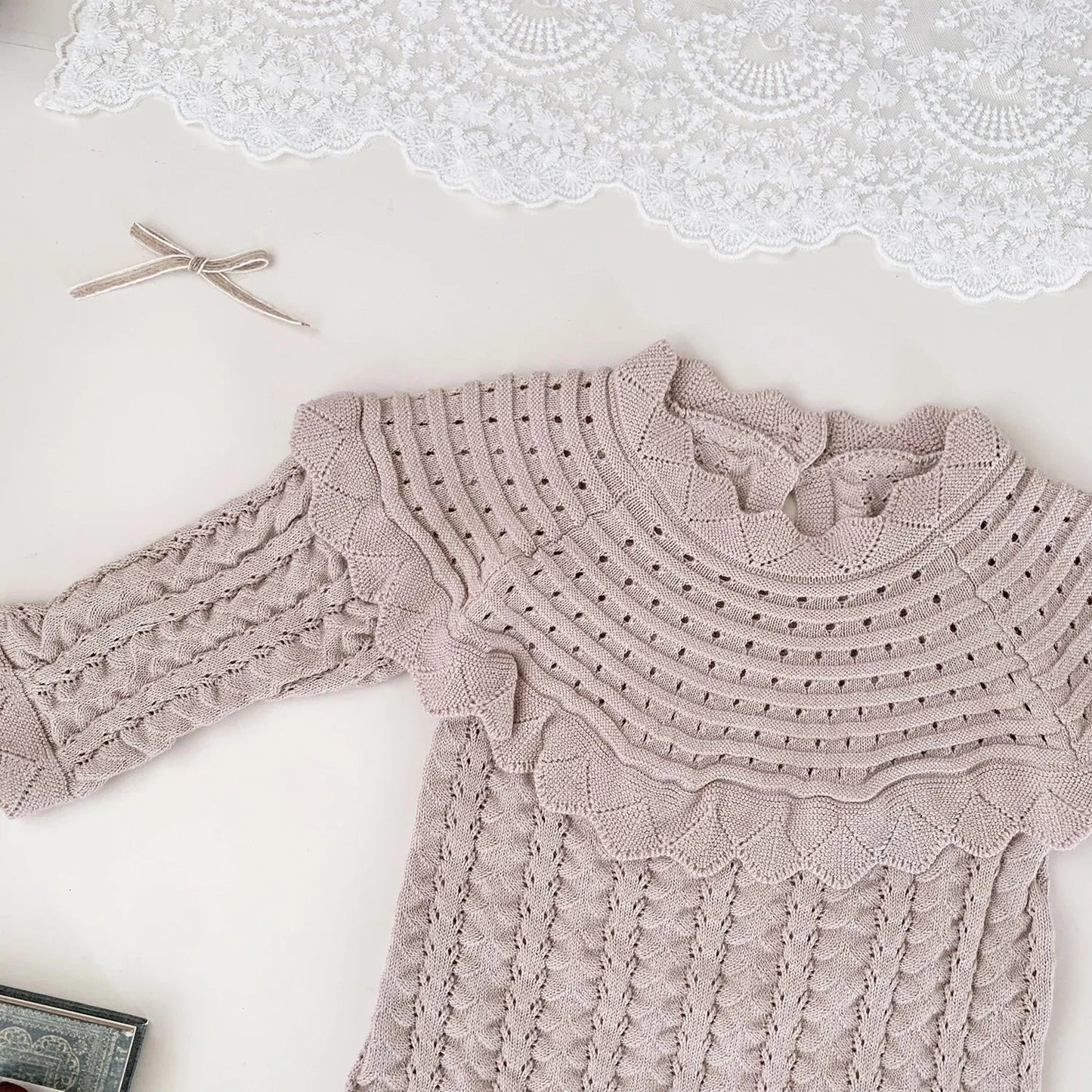 Baby-Strickbody „Vintage-Traum“ | Rüschenkragen | Hohlstrick | 3–24 Monate