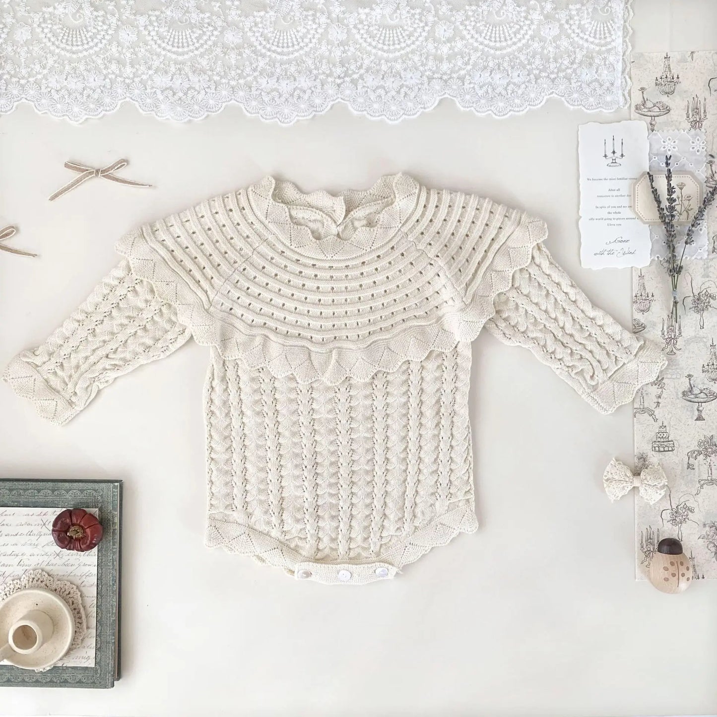 Baby-Strickbody „Vintage-Traum“ | Rüschenkragen | Hohlstrick | 3–24 Monate