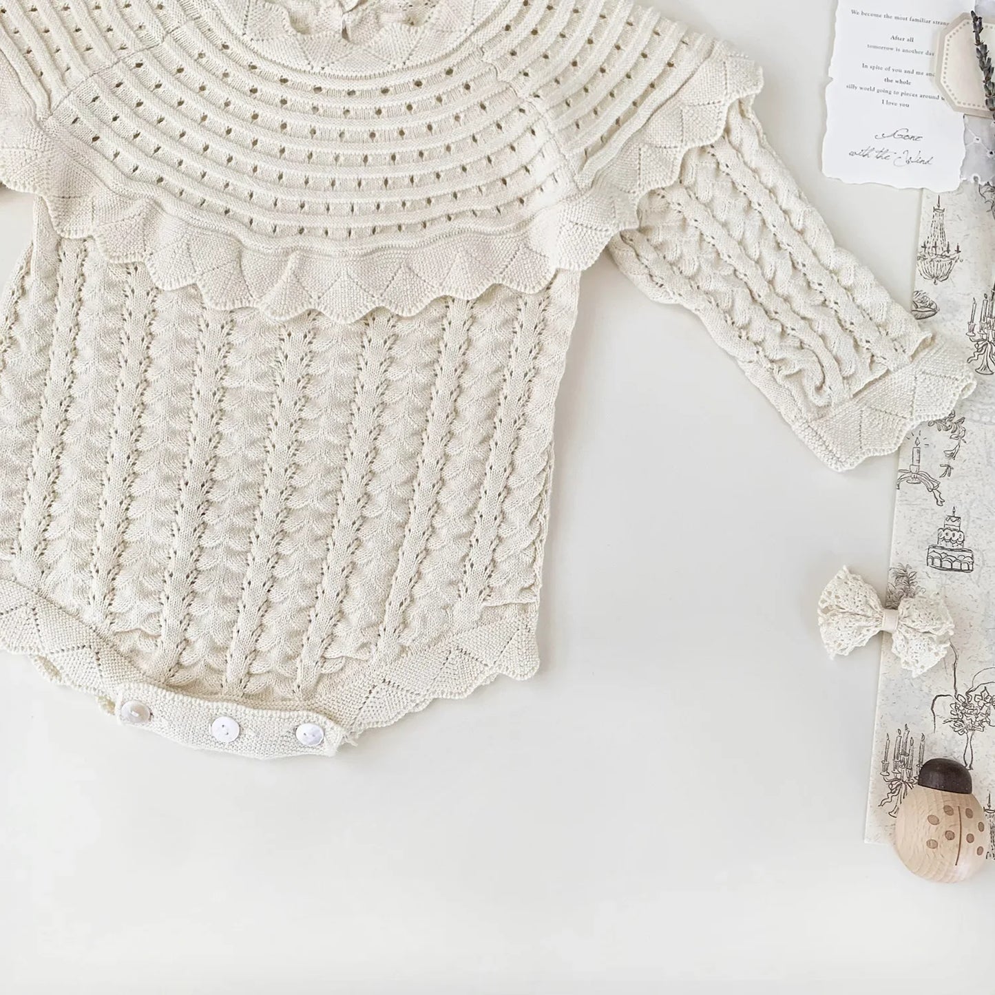 Baby-Strickbody „Vintage-Traum“ | Rüschenkragen | Hohlstrick | 3–24 Monate